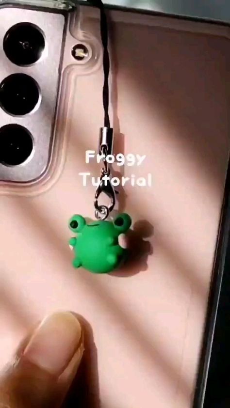 Frog Diy, Polymer Clay Projects Diy, Clay Frog, Frog Keychain, Diy Fimo, Clay Keychain, Earrings Charms, Kawaii Earrings, Clay Diy Projects