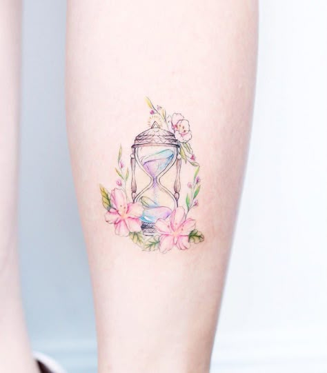 Hong Kong-based artist Mini Lau designs and creates wonderfully whimsical pastel tattoos. Delicately drawn with fine lines and candy-colored ink, each tiny illustration adorns the skin in a subtle yet striking manner reminiscent of a storybook.  Lau is one of the three artists that make up Hello Tattoo, a shop that specializes in a range of styles, from tribal tattoos to mandala-inspired pieces. Lau’s aesthetic is categorized as Korean, a genre renowned for its tiny tattoos featuring watercolor- Pastel Tattoos, Pastel Tattoo, Unusual Tattoo, Hourglass Tattoo, Tattoo Trend, Inspiration Tattoos, Cute Tattoos For Women, Tattoo Feminina, Feminine Tattoos