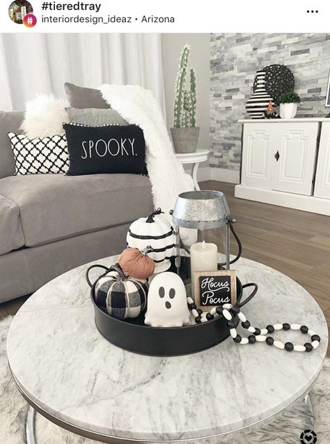 Halloween Decor Diy Indoor, Modern Farmhouse Glam, Fall Tray Decor, Halloween Living Room, Dekorasi Halloween, Halloween Kitchen Decor, Halloween Decor Diy, Farmhouse Glam, Casa Halloween