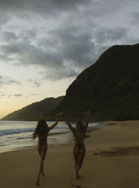 @ estherscanon on insta hawai'i vibe with best friend film Hawaii Aesthetic Friends, Hawaii On Film, Hawaii Photoshoot, Beaches Film, Vacation 2024, With Best Friend, Napali Coast, Moving To Hawaii, 2 Best Friends