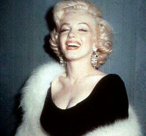 Vintage Hollywood Glamour, Marilyn Monroe Photos, Norma Jeane, Blonde Bombshell, Iconic Women, Vintage Hollywood, Hollywood Glamour, Vintage Beauty, Look Cool