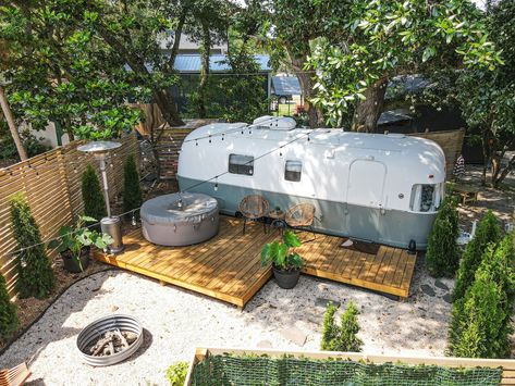 Coastal Glamping Retreat in Updated ‘74 Airstream Natural Backyard, Caravan Home, Airstream Campers, Airstream Renovation, Vintage Airstream, Vintage Caravans, Camper Living, Camper Life, Camping Ideas