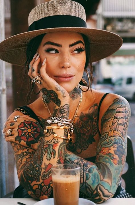 Sammi Jefcoate, Rabe Tattoo, Woman With Tattoos, Cafe Photo, Tattooed Woman, Chic Tattoo, Tattooed Girls, Tattoed Women, Tattoo Girls