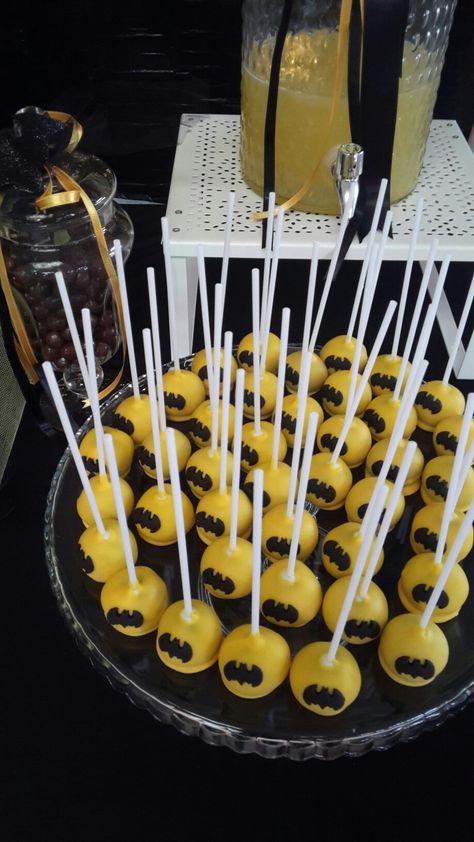 Batman cakepops Batman Cakepops, Batman Party Foods, Batman Food, Lego Batman Birthday Party, Batman Themed Birthday Party, Lego Batman Birthday, Batman Birthday Party, Batman Party, Lego Batman Movie