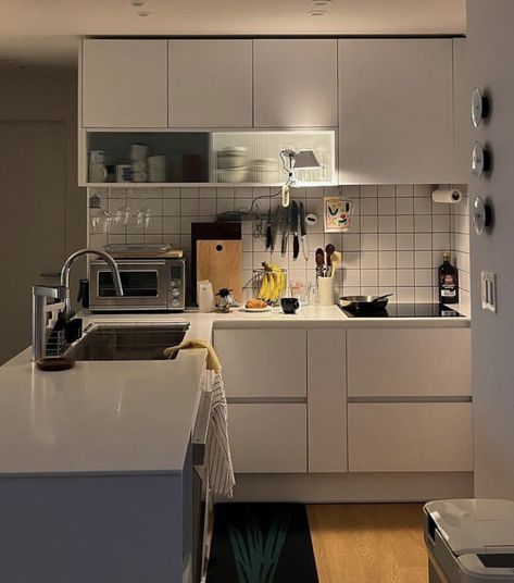 Aesthetic Kitchen Wallpaper, Basic Apartment Kitchen, Japanese Apartment Interior, Bedroom Layouts For Small Rooms, Sleeping Room Design, Athens Apartment, Japanese Apartment, Kitchen Apartment, Apartment Makeover