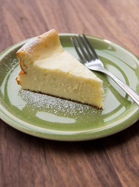 Ricardo's  recipe: Ricotta Cheese Cake Cheesecake Crust, New York Style Cheesecake, Strawberry Topping, How To Make Cheesecake, Tapas Bar, Caramel Flavoring, Creamy Cheesecake, Food Cakes, Ricotta Cheese