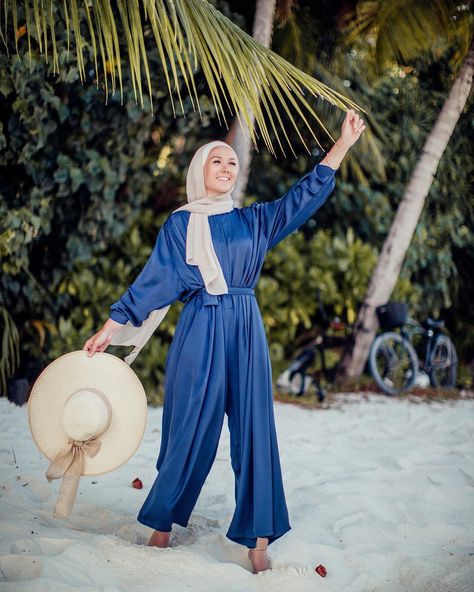 Hijab Beach Outfit, Hijabi Summer, Cherating, Hijab Beach, Hijab Fashion Summer, Listen To Your Gut, Hooded Sweatshirt Dress, Honeymoon Outfits, Hijab Outfits