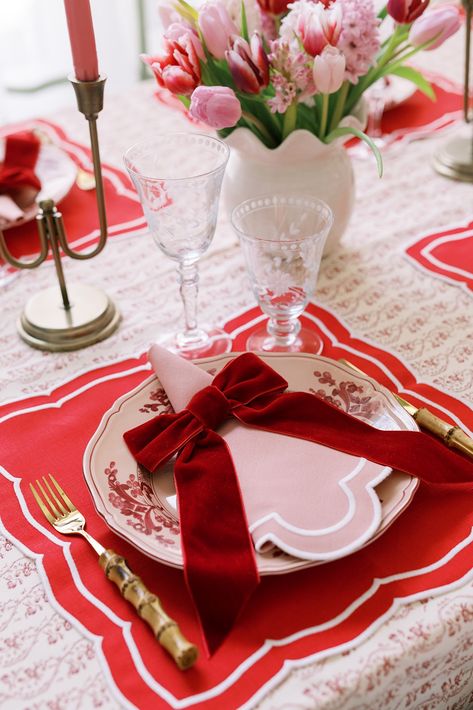 Grab your Gals - Sarah Tucker Red and Pink Tabletop Pink Christmas Table Setting, Red Table Settings, Pink Christmas Table, Christmas Bridal Showers, Christmas Dining Table Decor, Velvet Bows, Christmas Dining Table, Christmas Brunch, Red Table