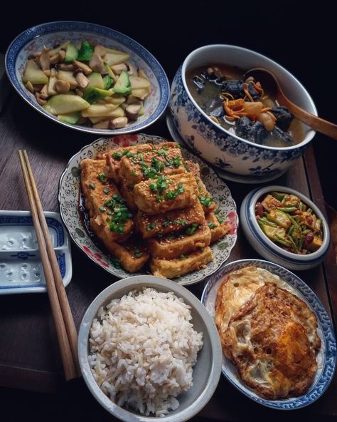 Chinese Lunch Aesthetic, Chinses Traditional Food, Chinese Meals Traditional, Chinese Cuisine Aesthetic, Aesthetic Chinese Food, Asian Family Dinner, Chinese Dishes Traditional, Chinese Food Aethstetic, Chinese Food Aesthics