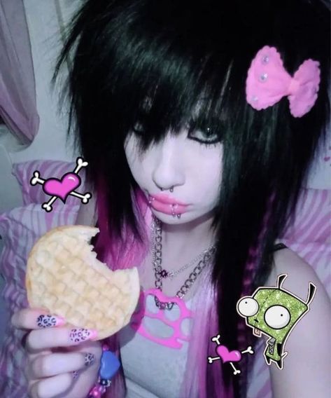 Pink Scene Aesthetic, Scenecore Clothes, Princesa Emo, Scene Emo Fashion, Anime Bad, Scene 2000s, Emo People, Y2k Scene, 2000s Scene