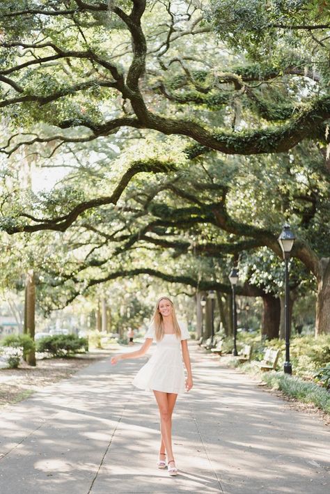 Forsyth park senior session blonde white dress flowers spanish moss oak trees springtime tall White Dress Flowers, Pretty Senior Pictures, Senior Pictures Locations, Senior Pictures Dresses, College Grad Pictures, College Grad Photos, Senior Pictures Downtown, Senior Photoshoot Poses, Senior Photography Poses