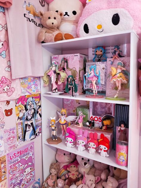 Collectors Shelf Ideas, Kawaii Figure Collection, Kawaii Shelf Ideas, Doll Collector Room, Kawaii Shelves, Collector Room Ideas, Cutecore Room Decor, Kawaii Shelf, Cosplay Room