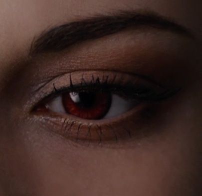 Bella's eye as a vampire In Love With A Vampire Aesthetic, Vampire Eye Color, Dark Red Eyes Aesthetic, Teen Vampire Aesthetic, Red Eyes Female, Vampire Eyes Aesthetic, Red Eye Aesthetic, Ginger Vampire, Red Eyes Aesthetic