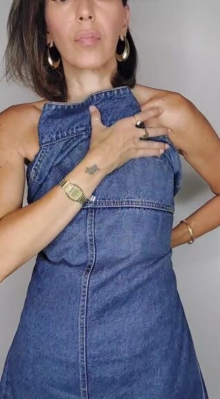 This guide shares a no-sew way to turn a blue jean jacket into a denim dress. This is such a great trick to get some use out of your favorite jean jacket over the summer. Diy Denim Dress, How To Make Jeans, Blue Shirt With Jeans, Blue Jean Jacket, Flowy Skirt, Blue Jean, Jeans Dress, Favorite Jeans, Tunic Dress