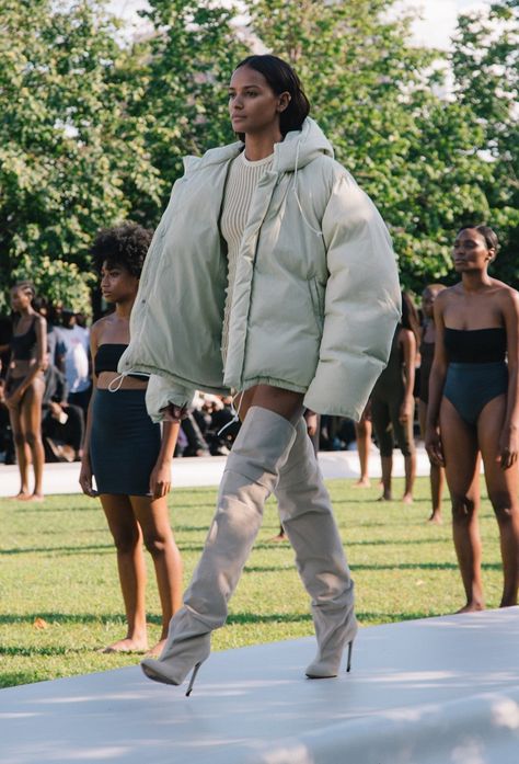 Yeezy Season 4 Show New York Womenswear SS17 Dazed Yeezy Fashion Show, Black Dungaree, Yeezy Outfit Women, Yeezy Season 4, Yeezy Outfit, Yeezy Season, Outfit Ideas For Women, Over The Top, Summer Outfits Women