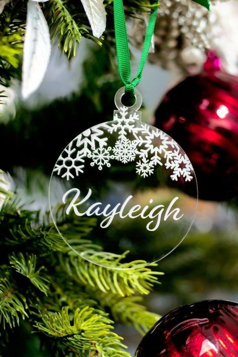 Acrylic Christmas Ornaments, Cricut Christmas Ideas, Idee Cricut, Christmas Cricut, Personalised Christmas Baubles, Acrylic Ornaments, Ideas Navidad, Giving Gifts, Christmas Tree Baubles