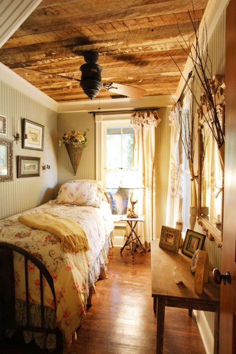 country cottage decorating ideas | country cottage | bedrooms Small Cottage Bedroom, Design Ložnic, Cottage Bedroom, Cottage Interiors, Small Cottage, Bed Sets, Cottage Living, Cozy Room, Style At Home