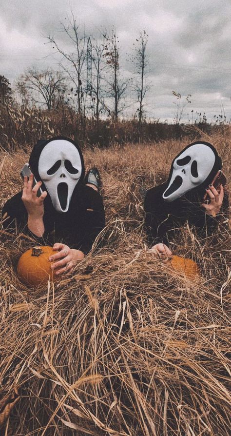 Funny Halloween Costumes For Kids, Mask Photoshoot, Spooky Halloween Pictures, Spooky Pictures, Ghost Face Mask, Halloween Parejas, Horror Photos, Scream Halloween, Pumpkin Pictures