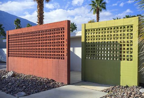 What to know about Palm Spring’s midcentury breeze blocks - Curbed LA Mid Century Breeze Block Wall, Mid Century Breeze Blocks, Breeze Blocks Ideas, Pagar Loster, Mid Century Backyard, Mid Century Modern Backyard, Breeze Block Wall, Palm Springs House, Screen Block