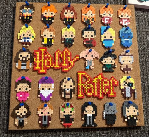 Pyssla Ideas Cute, Hama Beads Harry Potter, Pixel Art Harry Potter, Pyssla Ideas, Harry Potter Perler Beads, Melty Bead Designs, Melt Beads Patterns, Hama Art, Harry Potter Christmas Tree