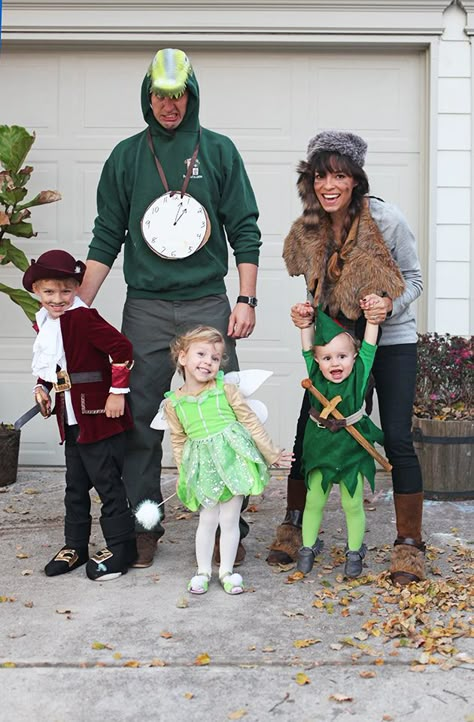 Peter Pan Kostüm, Lost Boys Costume, Disney Family Costumes, Robin Hood Costume, Halloween Costumes Pictures, Peter Pan Costumes, Makeup Zombie, Peter Pan Costume, Halloween Parejas