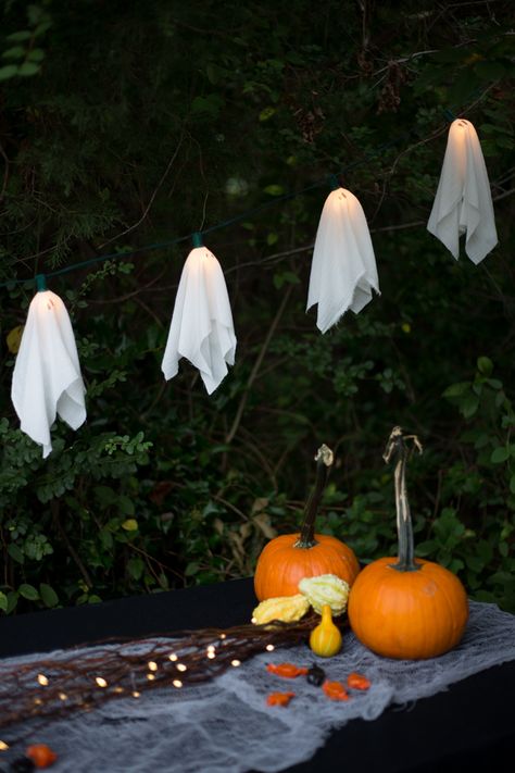 Easy Ghost Lights Halloween Decor - Live Free Creative Co Pumpkin Decoration Ideas, Halloween Lights Diy, Decoration Ideas Living Room, Pinterest Mom, Diy Halloween Ghosts, Simple Halloween Decor, Halloween Garden Decorations, Ghost Crafts, Diy String Lights