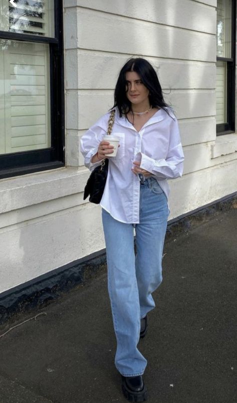 Casual Outfits With White Shirt, White Shirt And Jeans Outfit Casual, Jeans Outfit Poses, T Shirt Poses Women, Jeans And Shirt Outfit Woman, Spring Day Outfits Women, White Shirt Jeans Outfit, White Shirt And Jeans Outfit, White Shirt With Jeans