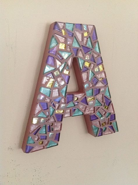 Mosaic Letters Diy, Letter Mosaic, Cd Mosaic, Cd Crafts Diy, Broken China Crafts, Old Cd Crafts, Mosaic Letters, Mosaic Tiles Crafts, Mosaic Art Diy