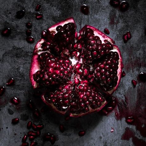 #GetMinimal is about thinking differently. About getting back to basics and noticing the details in food we overlook when we attempt to create large scenes. ☆ One subject to stand strong. To be interesting. To evoke something different. Becoming the unexpected. ☆ Pomegranates are beautiful. But I wanted to capture something dark. Scary beauty is what I'm calling this. . . . . . . .#cuisinesworld #foragebyfolk #moodyshots #meandmymanfrotto #beautifulcuisines #makeitdelicious #feedme #... Fruit Flatlay, Food Flatlay, Pomegranate Fruit, Sour Soup, Poached Pears, Moody Photography, Fruit Food, Fruit Photography, Keramik Design