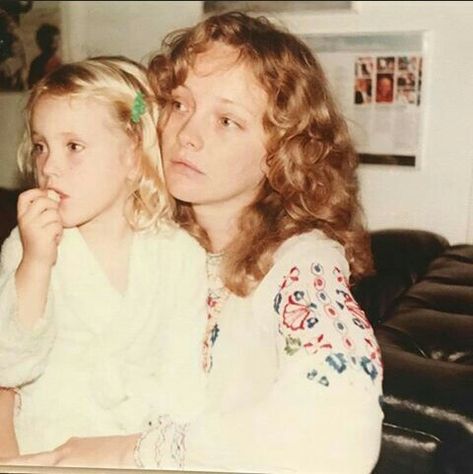 Ginger Gilmour and daughter Alice Gilmour Childhood Photos Aesthetic, Ginger Gilmour, Mother And Daughter Aesthetic, 70s Mom, Fairytale Photography, Ginger Girls, David Gilmour, Vintage Mom, Childhood Photos