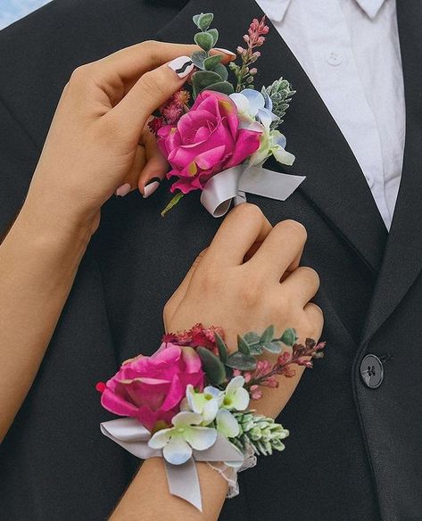 Corsage boutonniere set are made of high-quality delicate artificial flowers, leaves and ribbons.Vintage boutonniere Set is about 2.6 inches height.Set of 2 Wedding Wrist Corsage and Boutonniere brooch.One size fits most people.#wrist_corsage_bracelet #artificial_wristlet Prom Corsage Pink, Prom Corsage Diy, Vintage Boutonniere, Wedding Wrist Corsage, Prom Flowers Corsage, Bracelet Corsage, Wrist Corsage Bracelet, Homecoming Flowers, Corsage Bracelet