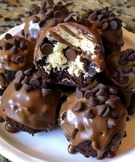 Brownie Cookie Dough, Chocolate Brownie Cake, Yum Recipes, Food Therapy, Yummy Comfort Food, Think Food, Sweet Snacks Recipes, Food Drinks Dessert, Delicious Snacks Recipes