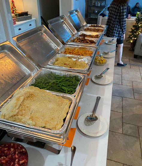 Tips for setting up chafing dishes this Thanksgiving. Chafing Dish Buffet Set Up, Thanksgiving Food Buffet Setup, Thanksgiving Food Set Up Ideas, Chafing Dish Display Ideas Party, Chafing Dishes Buffet, Disposable Chafing Dish Display Ideas, Family Buffet Ideas, Diy Chafing Dish, Fall Wedding Dinner Ideas Food