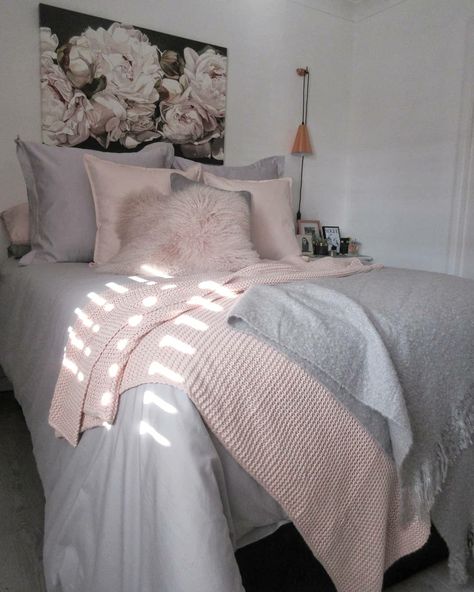 Bedroom with grey bedding blush pink throw and cushions Pink And Grey Bedding, Pink Gray Bedroom, Pink And Grey Room, Blush Bedroom, Pillows And Blankets, Pink Bedroom Decor, Deco Studio, Pink Throw, Grey Room