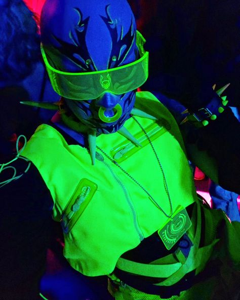 neon cyberpunk alternative fashion cyberdog Cyberpunk Aesthetic Fashion, Helmet Cyberpunk, Cyberpunk Clothing, Neon Cyberpunk, Futuristic Helmet, Cyberpunk Clothes, Cyberpunk Aesthetic, Aesthetic Fashion, Alternative Fashion