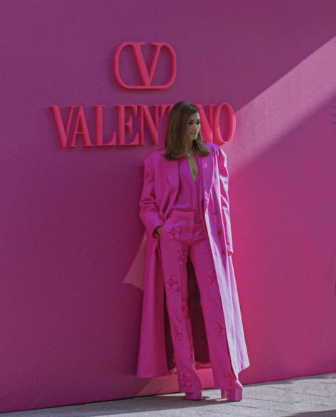 Zendaya In Paris, Zendaya Valentino, Womenswear Fashion, Fashion Show, Paris, On Twitter, Twitter, Wall, Pink