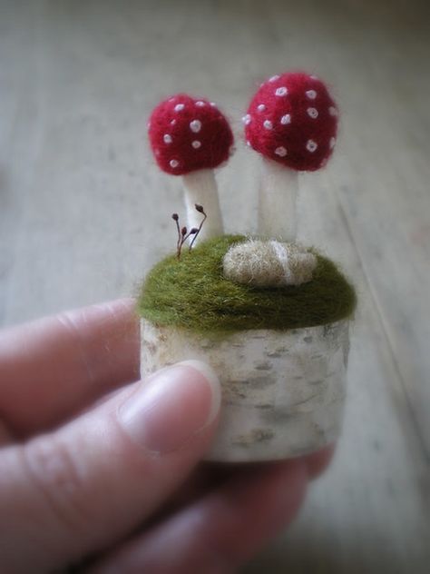 Felt Mushroom, Mushroom Crafts, Waldorf Crafts, Needle Felting Diy, Needle Felting Projects, S'mores, Wool Crafts, Needle Felted Animals, Felt Diy