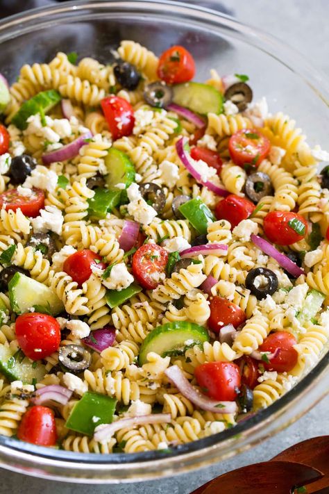 Salad Appetizer Cups, Greek Pasta Salad Recipe, Greek Pasta Salad, Resep Pasta, Cold Pasta Salad Recipes, Pasta Salad Dressing, Pasta Italiana, Resep Salad, Easy Pasta Salad Recipe