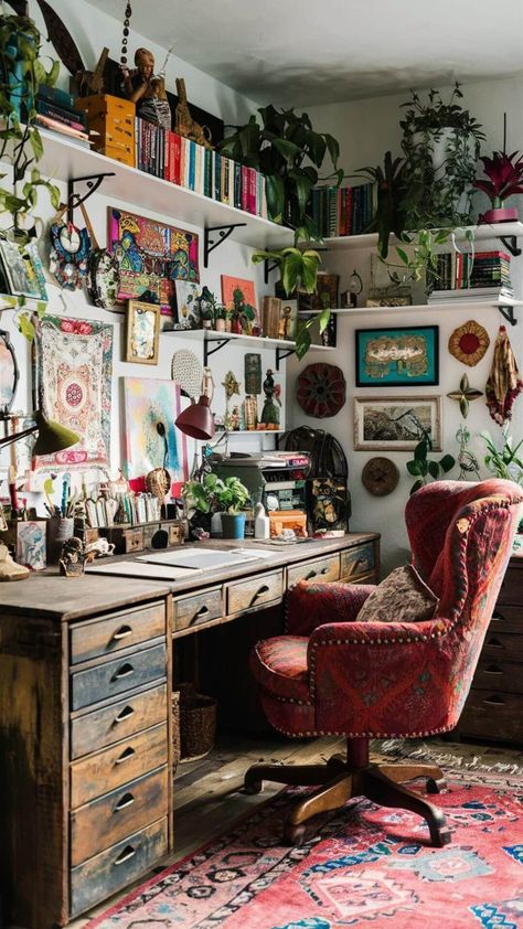 Artist Office Home Art Studios, Tiny Art Space Ideas, Boho Home Organization, Art Desk In Bedroom, Home Office Ideas Plants, Artistic Home Office, Craft Space In Living Room, Small Art Spaces At Home, Home Office Desk Inspiration