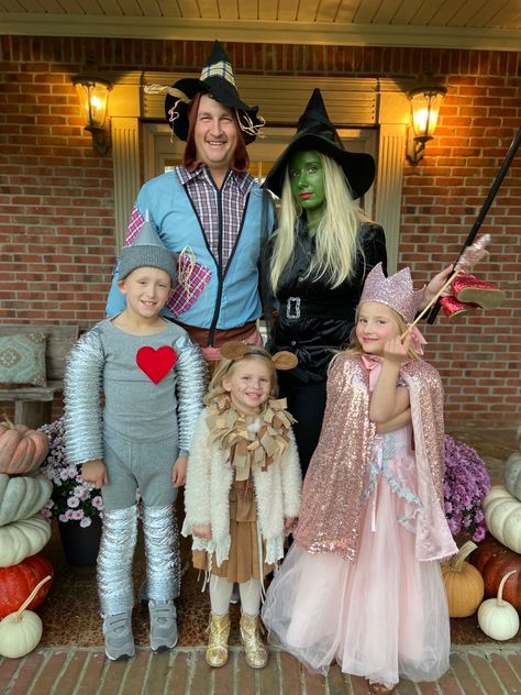 Wizard of oz family costume Wizard Of Oz Family Costume, Disney Fancy Dress, Kids Dress Up Costumes, The Wizard Of Oz Costumes, Wizard Of Oz Characters, Fall Harvest Party, Character Dress Up, Fairy Tale Costumes, Dress Up Day