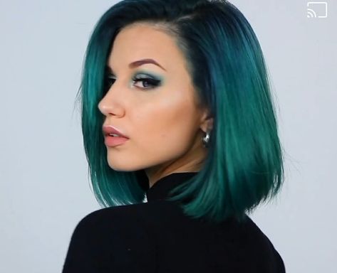 Emerald Hair, Short Dark Hair, Teal Hair, Color Balayage, Hairstyles Women, One Colour, Chin Up, Natural Colours, Dark Roots