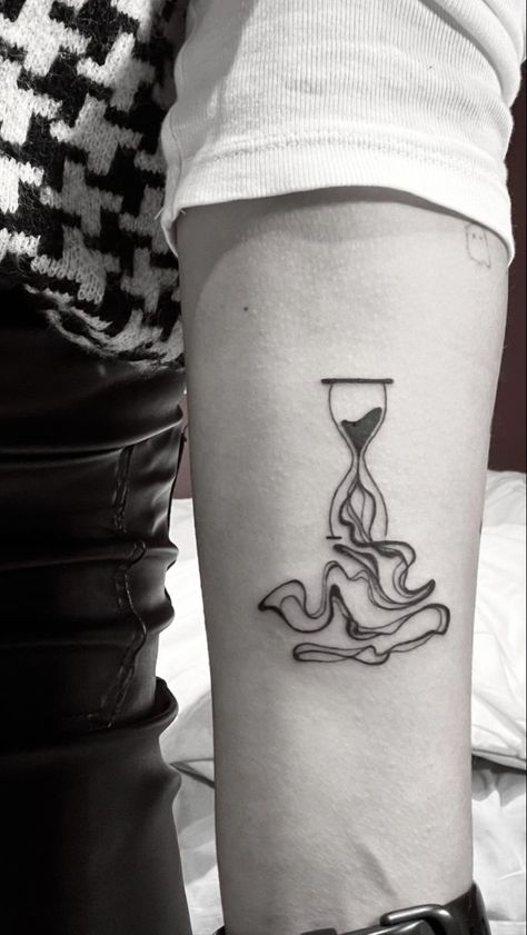 Cool Hourglass Tattoo, Womens Simple Sleeve Tattoo, Melting Hourglass Tattoo, Cute Hourglass Tattoo, Hourglass Tattoo Designs, Tattoo Ideas Hourglass Design, Sand Hourglass Tattoo, Abstract Hourglass Tattoo, Go With The Flow Tattoo Ideas