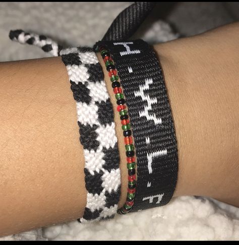 Grunge Friendship Bracelets, Checkered Friendship Bracelet, Bracelet Grunge, Radiohead, Aesthetic Grunge, Grunge Aesthetic, Bracelet Patterns, Friendship Bracelet, Embroidered Friendship Bracelet