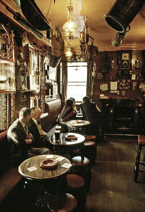 Irish Pub Interior, Irish Pub Decor, Zigarren Lounges, Bar Paris, Architecture Restaurant, Pub Ideas, New York Bar, Bar Restaurant Design, Pub Interior