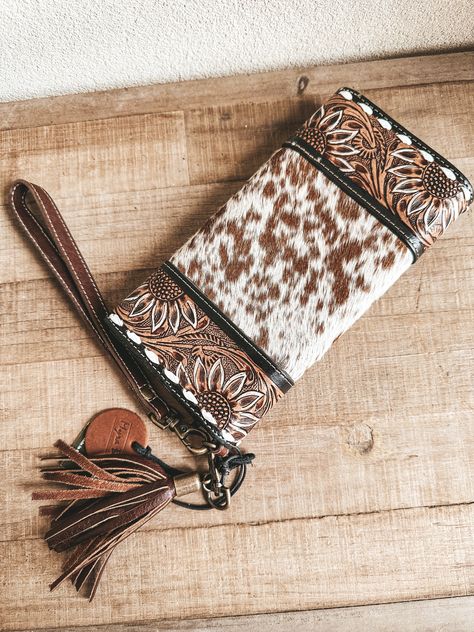 8x4” with a 6” removable wristlet! HIDES VARY Cowhide Leather Purse, Western Christmas Gift Ideas For Women, Western Wallets Woman, Branded Cowhide, Western Purses And Handbags, Country Purses, Western Gift Ideas, Western Wristlet, Cowgirl Purse