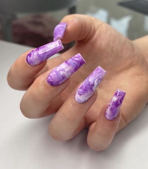 Marble Nails Short, Trending Winter Nails, Purple Marble Nails, Black And Purple Nails, Nails Women, Nail Polish Art Designs, Purple Nail Art, Purple Acrylic Nails, Halloween Acrylic Nails