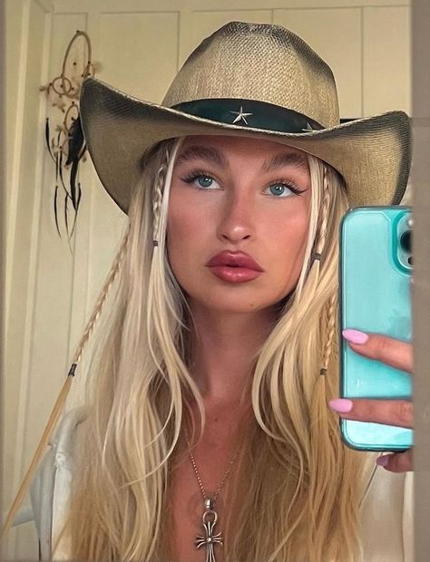 2023 Cowgirl Trends, Hair For Rodeo, Cowgirl Style Hairstyles, Country Hairstyles With Cowboy Hat, Hairstyle For Cowgirl Hat, Cowgirl Short Hairstyles, Country Hair Styles With Hat, Western Party Hairstyles, Hair Ideas With Cowboy Hat