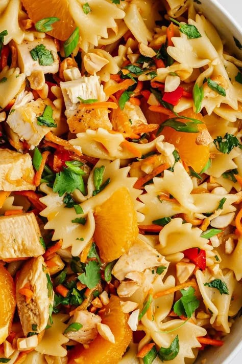 A close up of the pasta, chicken, mandarins, and other ingredients in Asian Pasta Salad Asian Pasta Recipes, Green Beans Thanksgiving, Asian Chicken Pasta Salad, Asian Chicken Pasta, Asian Pasta Salads, Perfect Salad Recipe, Asian Pasta, Chicken Pasta Salad Recipes, Salad Art