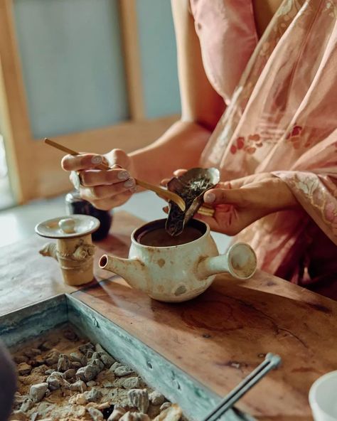 Zen Aesthetic, Zen Tea, Graceful Movement, Japanese Zen, Zen Buddhism, Tea Culture, Japanese Tea Ceremony, Tea Rituals, Japanese Tea