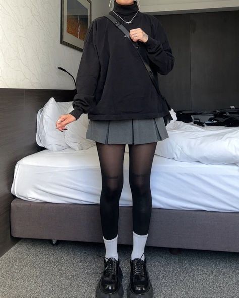 Outfits To Wear With Turtle Neck, Midsize Turtleneck Outfit, Below 0 Winter Outfits, Black Plated Skirt Outfits, Cute Black Outfits Casual, Cute Turtleneck Outfits, Korean Fashion Winter Casual, Outfits With A Black Skirt, How To Style A Black Skirt